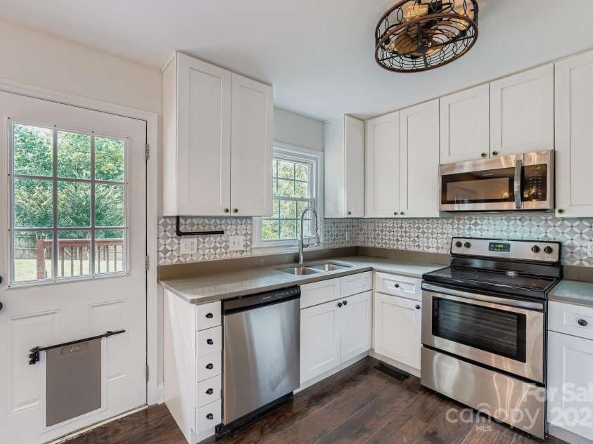 7325 Honey Flower Place, Charlotte, NC 28214.  MLS# CAR4286635, YatesRealty ID 31622. 