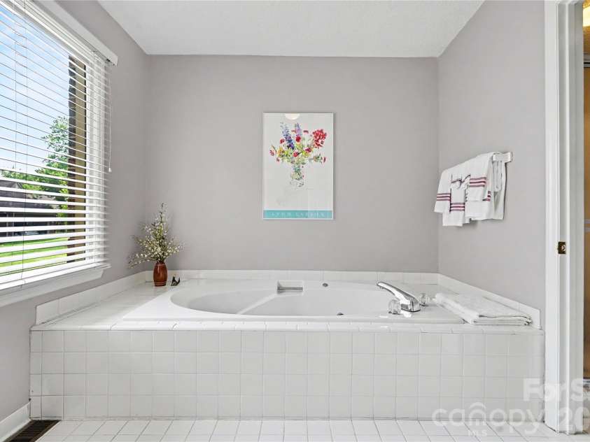5112 Tedorill Lane, Charlotte, NC 28226.  MLS# CAR4391270, YatesRealty ID 31623. 
