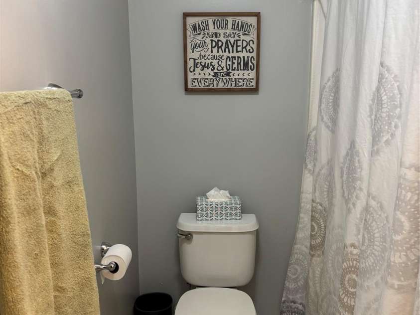 434 Amhurst Street, Concord, NC 28025.  MLS# CAR4342249, YatesRealty ID 3163. Upstairs Full Bathroom
