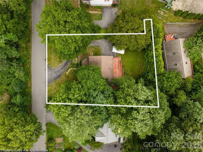 17 Captains Drive, Candler, NC 28715.  MLS# CAR4385874, YatesRealty ID 31630. 