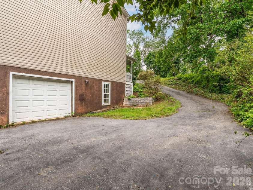 17 Captains Drive, Candler, NC 28715.  MLS# CAR4385874, YatesRealty ID 31630. 