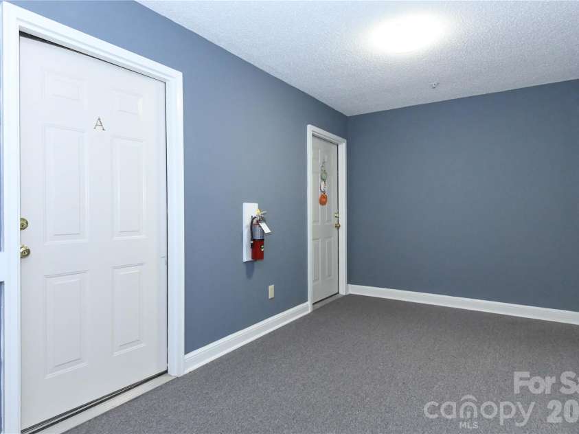 5008 Lawndale Drive, Greensboro, NC 27455.  MLS# CAR4395458, YatesRealty ID 31633. Front entryway