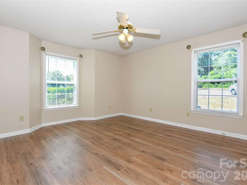 5008 Lawndale Drive, Greensboro, NC 27455.  MLS# CAR4395458, YatesRealty ID 31633. Primary Bathroom