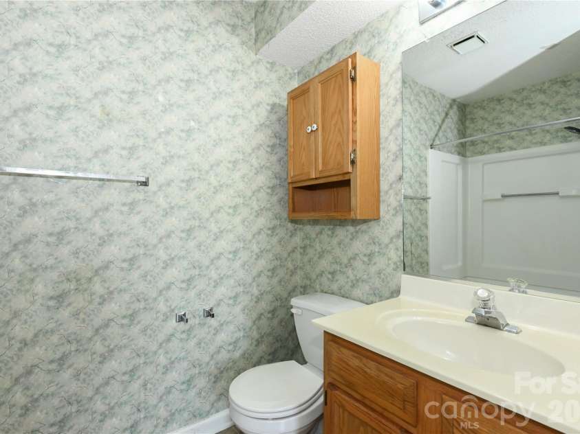 5008 Lawndale Drive, Greensboro, NC 27455.  MLS# CAR4395458, YatesRealty ID 31633. Primary Bathroom