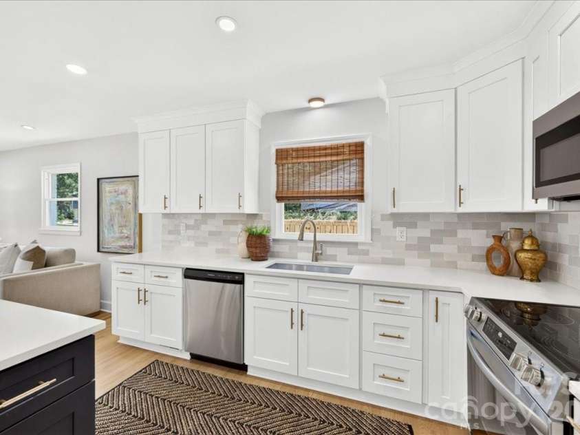 1924 Bentley Place, Charlotte, NC 28205.  MLS# CAR4394829, YatesRealty ID 31639. 