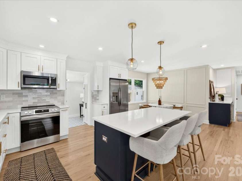 1924 Bentley Place, Charlotte, NC 28205.  MLS# CAR4394829, YatesRealty ID 31639. 
