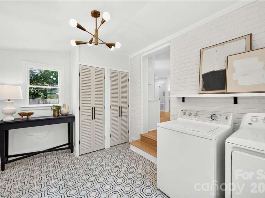 1924 Bentley Place, Charlotte, NC 28205.  MLS# CAR4394829, YatesRealty ID 31639. 