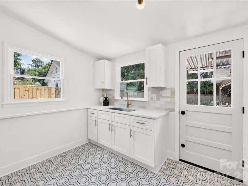 1924 Bentley Place, Charlotte, NC 28205.  MLS# CAR4394829, YatesRealty ID 31639. 