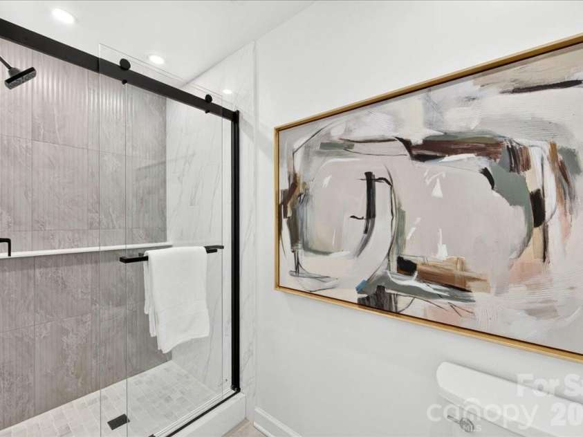 1924 Bentley Place, Charlotte, NC 28205.  MLS# CAR4394829, YatesRealty ID 31639. 