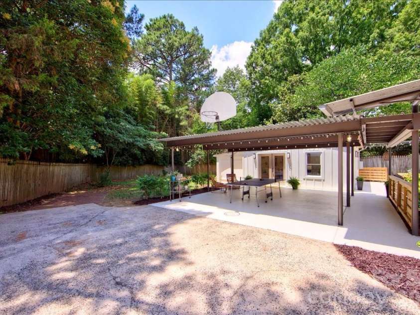 1924 Bentley Place, Charlotte, NC 28205.  MLS# CAR4394829, YatesRealty ID 31639. 