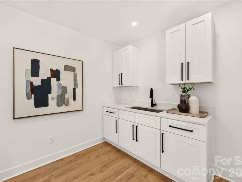 1924 Bentley Place, Charlotte, NC 28205.  MLS# CAR4394829, YatesRealty ID 31639. 