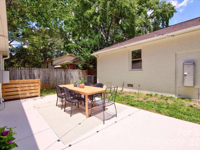 1924 Bentley Place, Charlotte, NC 28205.  MLS# CAR4394829, YatesRealty ID 31639. 
