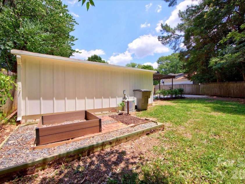 1924 Bentley Place, Charlotte, NC 28205.  MLS# CAR4394829, YatesRealty ID 31639. 