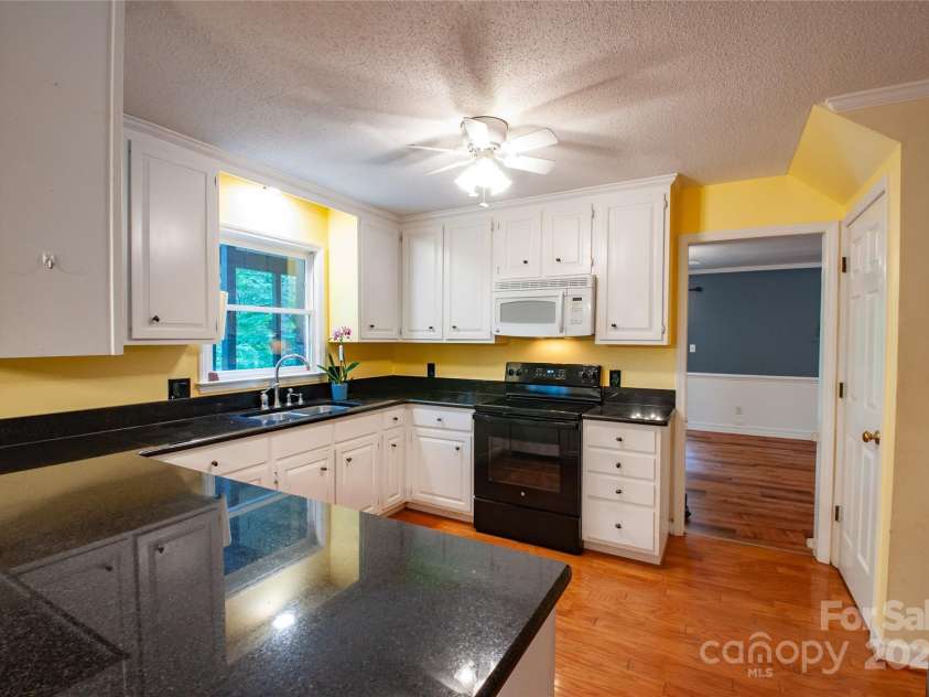 2540 Heritage Circle, Statesville, NC 28625.  MLS# CAR4246736, YatesRealty ID 31639. Beautiful countertops