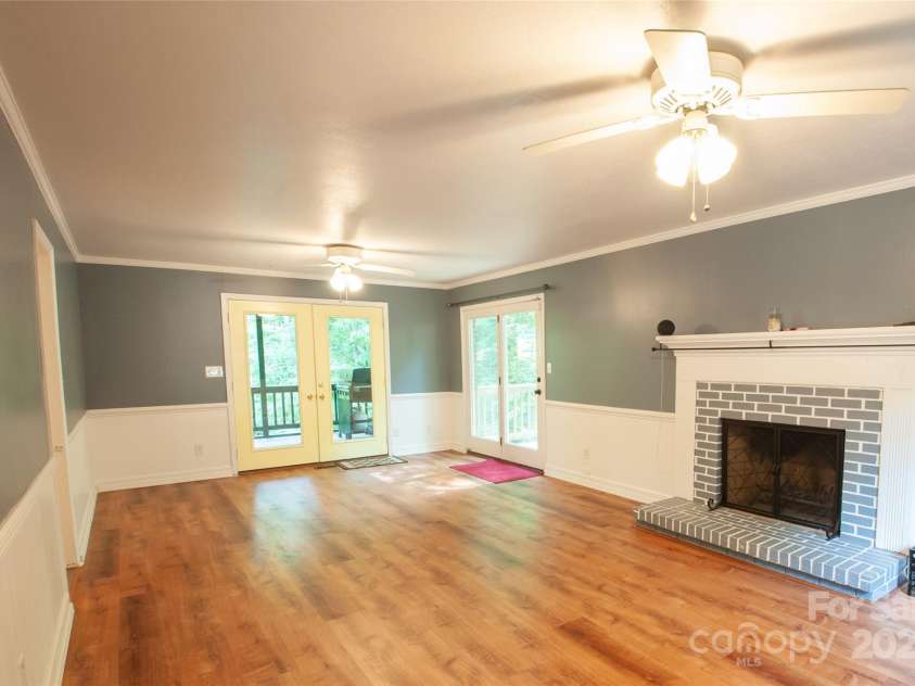 2540 Heritage Circle, Statesville, NC 28625.  MLS# CAR4246736, YatesRealty ID 31639. Spacious livingroom