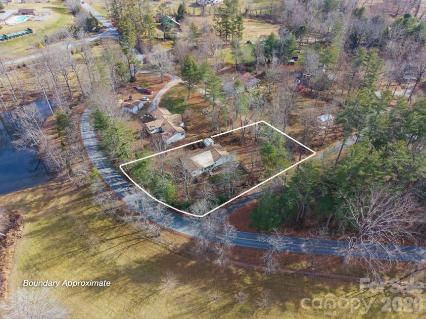 72 Lacey Lane, Hendersonville, NC 28739.  MLS# CAR4308230, YatesRealty ID 3164. 