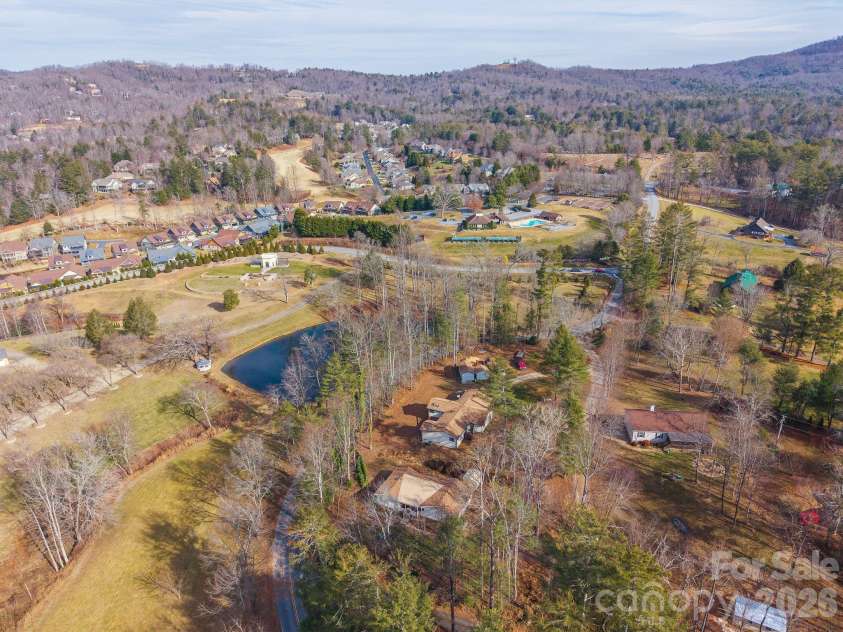 72 Lacey Lane, Hendersonville, NC 28739.  MLS# CAR4308230, YatesRealty ID 3164. 