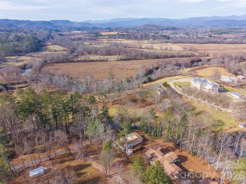 72 Lacey Lane, Hendersonville, NC 28739.  MLS# CAR4308230, YatesRealty ID 3164. 