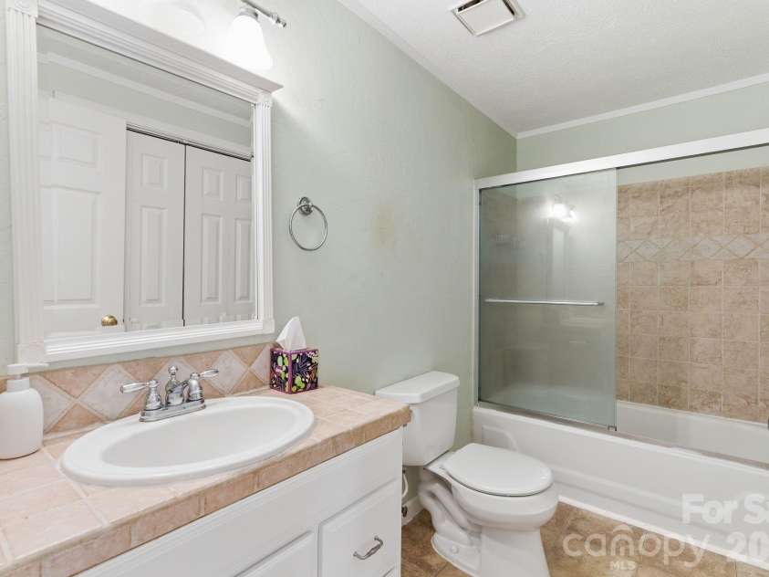 72 Lacey Lane, Hendersonville, NC 28739.  MLS# CAR4308230, YatesRealty ID 3164. Bathroom #2