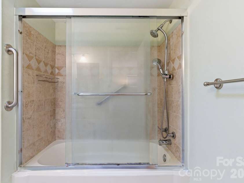 72 Lacey Lane, Hendersonville, NC 28739.  MLS# CAR4308230, YatesRealty ID 3164. Primary Bath