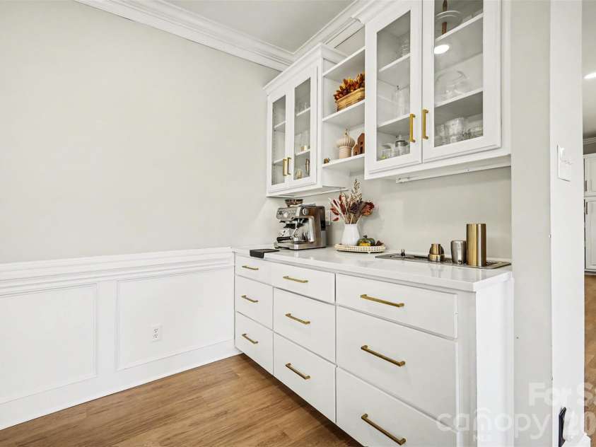 9908 Colvard Circle, Charlotte, NC 28269.  MLS# CAR4332495, YatesRealty ID 3164. Built In Expresso Bar area