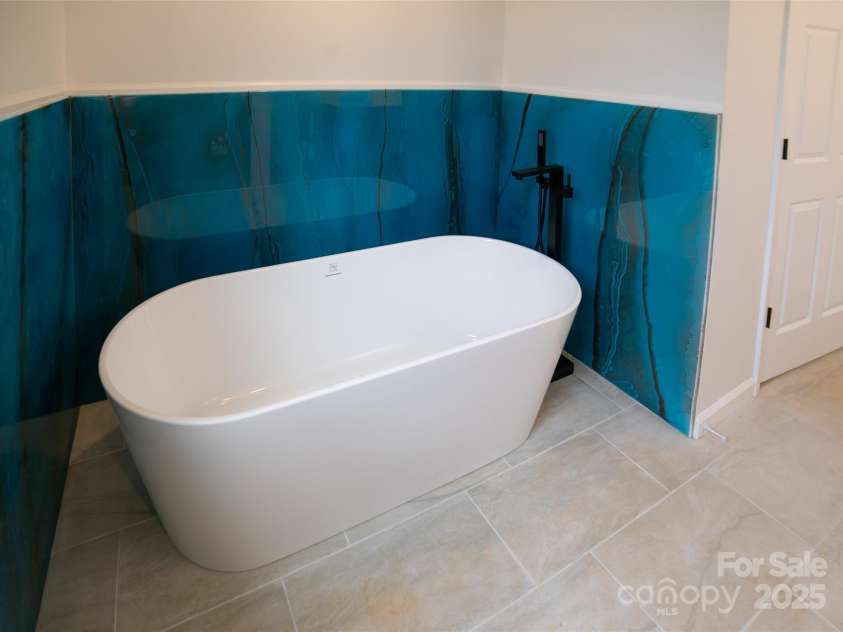 4364 Grover Place, Granite Falls, NC 28630.  MLS# CAR4263495, YatesRealty ID 31641. Primary BathTub