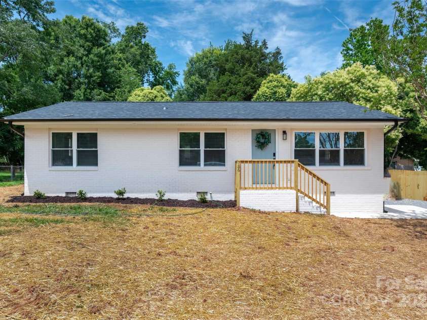 756 Logan Street, Mooresville, NC 28115.  MLS# CAR4268702, YatesRealty ID 31642. 