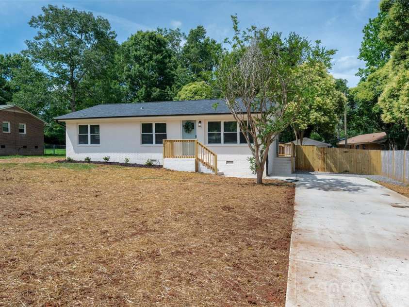 756 Logan Street, Mooresville, NC 28115.  MLS# CAR4268702, YatesRealty ID 31642. 