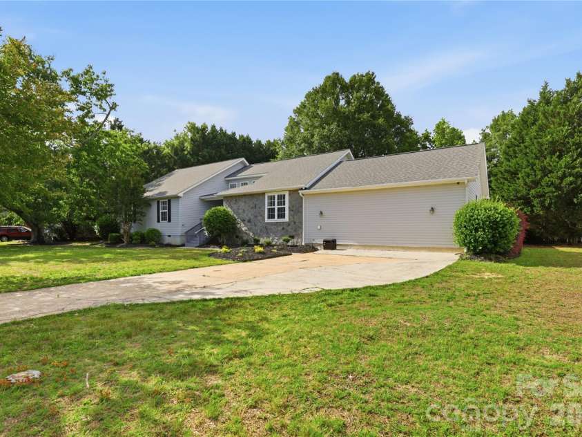 1689 Willowbrook Drive, Fort Mill, SC 29708.  MLS# CAR4376340, YatesRealty ID 31644. Extended Driveway