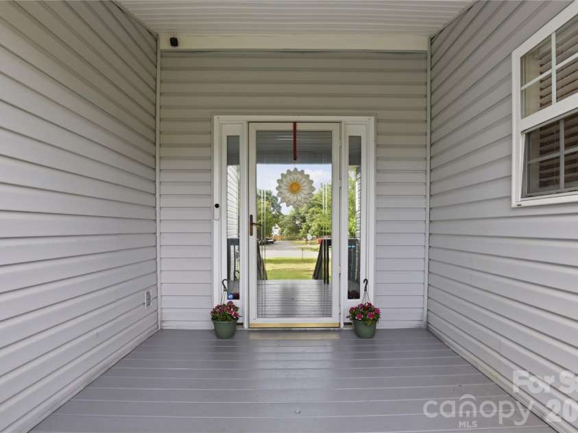 1689 Willowbrook Drive, Fort Mill, SC 29708.  MLS# CAR4376340, YatesRealty ID 31644. Front Porch