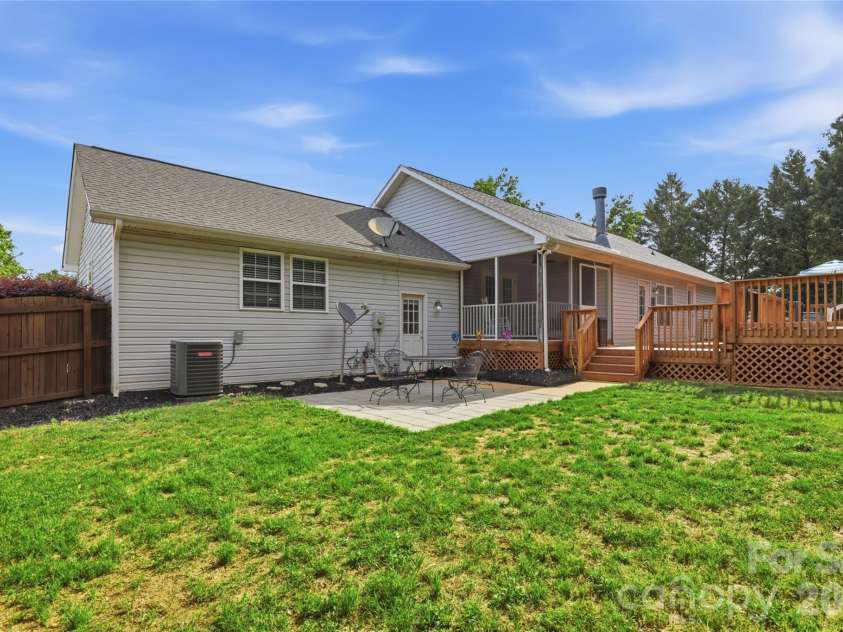 1689 Willowbrook Drive, Fort Mill, SC 29708.  MLS# CAR4376340, YatesRealty ID 31644. Fully fenced back yard