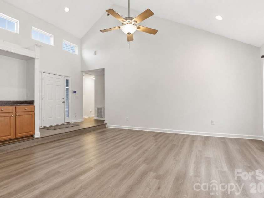 1689 Willowbrook Drive, Fort Mill, SC 29708.  MLS# CAR4376340, YatesRealty ID 31644. Living Room