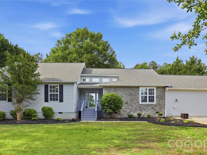 1689 Willowbrook Drive, Fort Mill, SC 29708.  MLS# CAR4376340, YatesRealty ID 31644. Welcome Home!