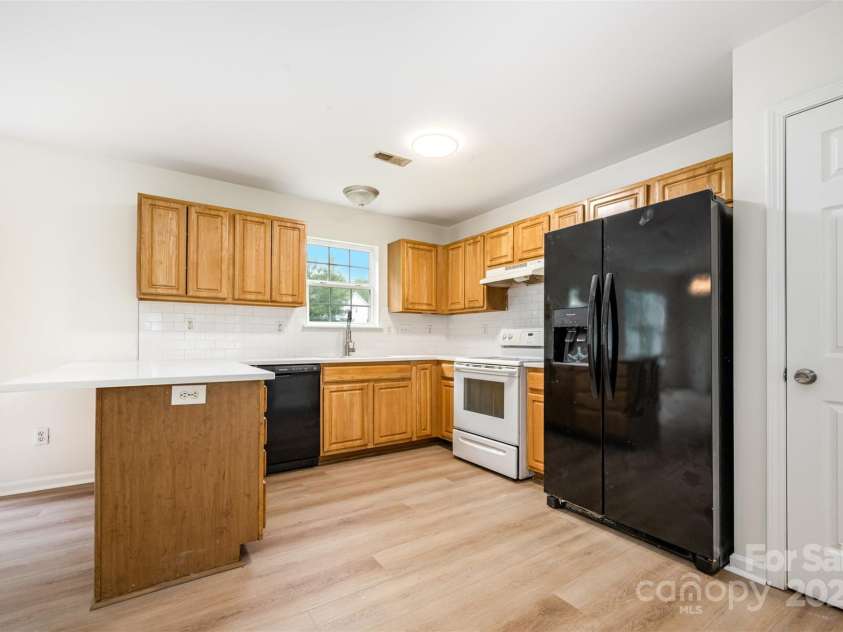 1413 Braveheart Lane, Charlotte, NC 28216.  MLS# CAR4290480, YatesRealty ID 31645. Kitchen