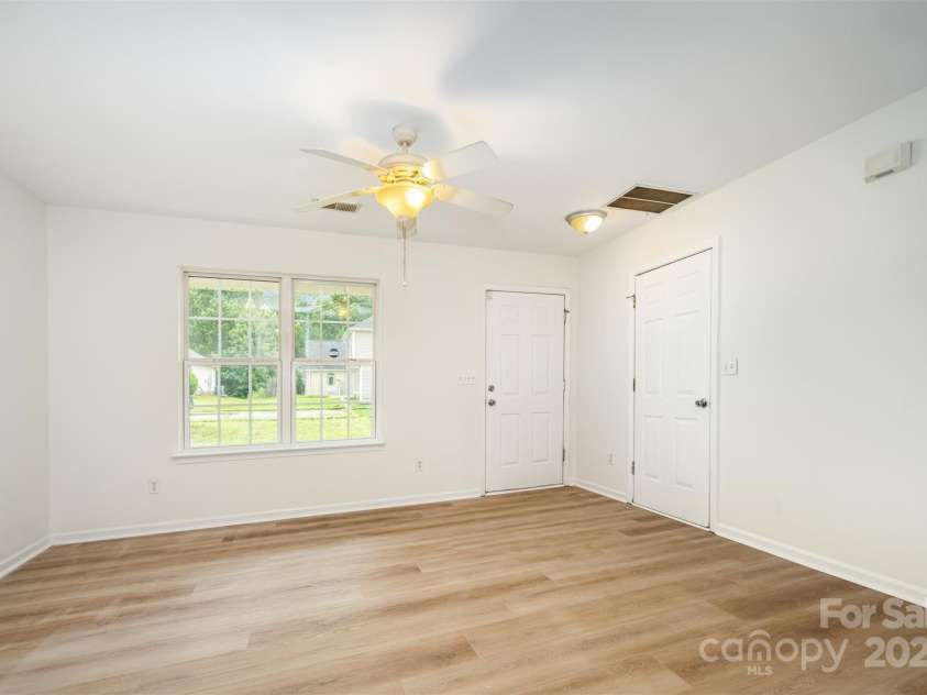 1413 Braveheart Lane, Charlotte, NC 28216.  MLS# CAR4290480, YatesRealty ID 31645. Living Room