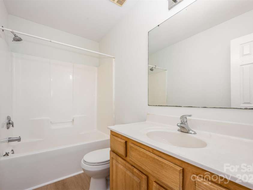1413 Braveheart Lane, Charlotte, NC 28216.  MLS# CAR4290480, YatesRealty ID 31645. Upstairs full bath