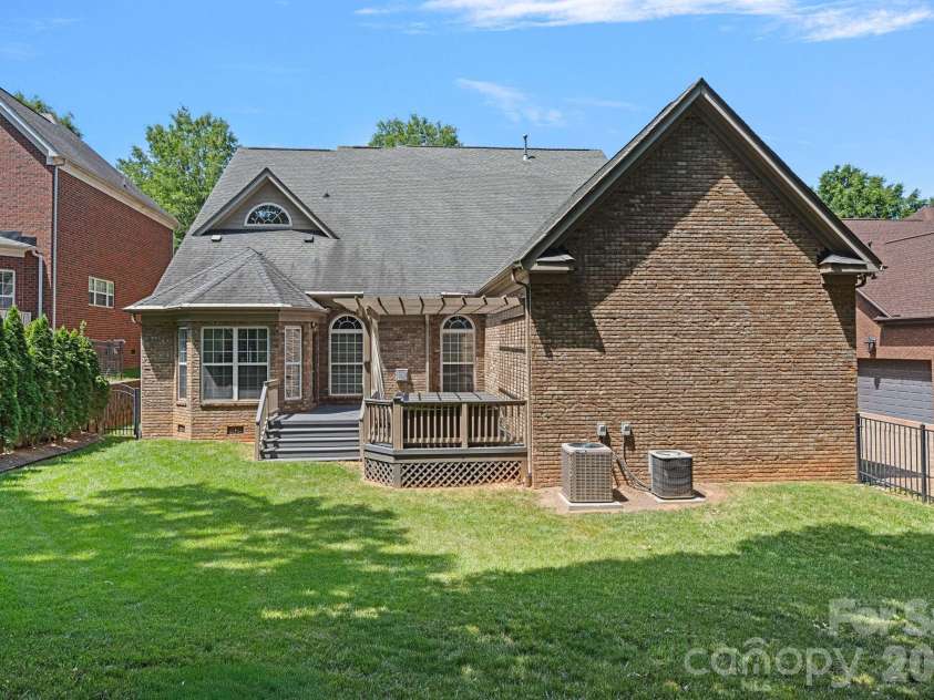 11215 Warfield Avenue, Huntersville, NC 28078.  MLS# CAR4376014, YatesRealty ID 31646. 