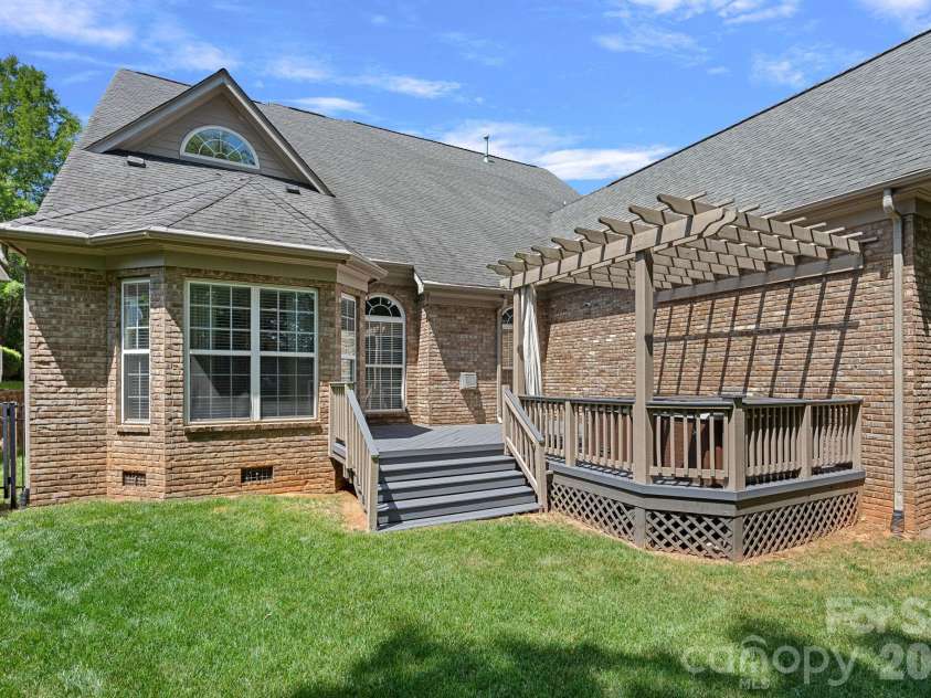 11215 Warfield Avenue, Huntersville, NC 28078.  MLS# CAR4376014, YatesRealty ID 31646. 
