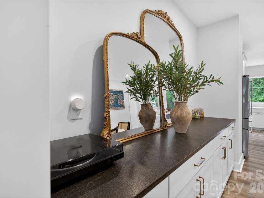 4033 Polluck Way, Charlotte, NC 28209.  MLS# CAR4381585, YatesRealty ID 31648. Built-In Dry Bar