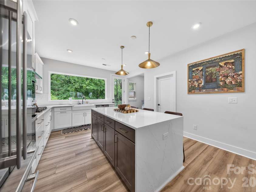 4033 Polluck Way, Charlotte, NC 28209.  MLS# CAR4381585, YatesRealty ID 31648. Modern Finishes