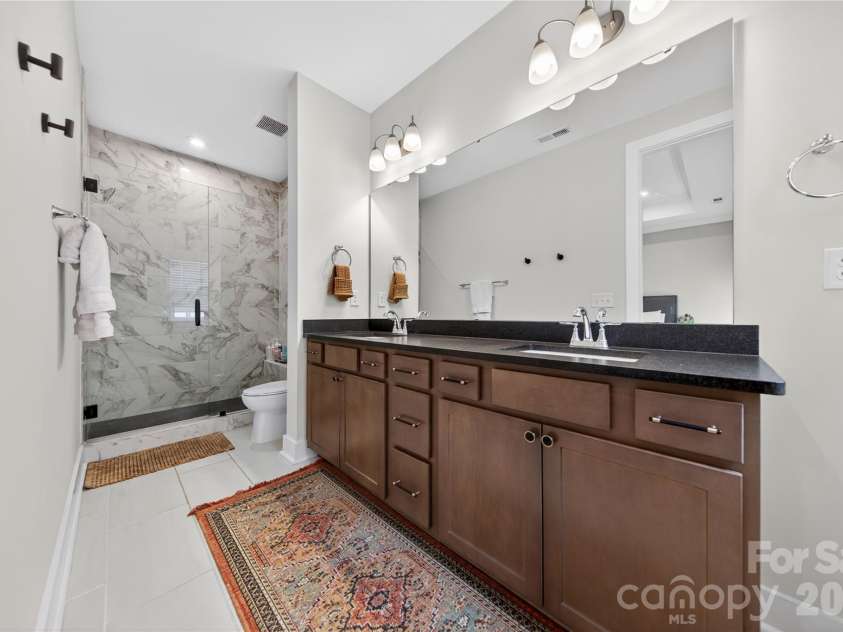 4033 Polluck Way, Charlotte, NC 28209.  MLS# CAR4381585, YatesRealty ID 31648. Primary Bath