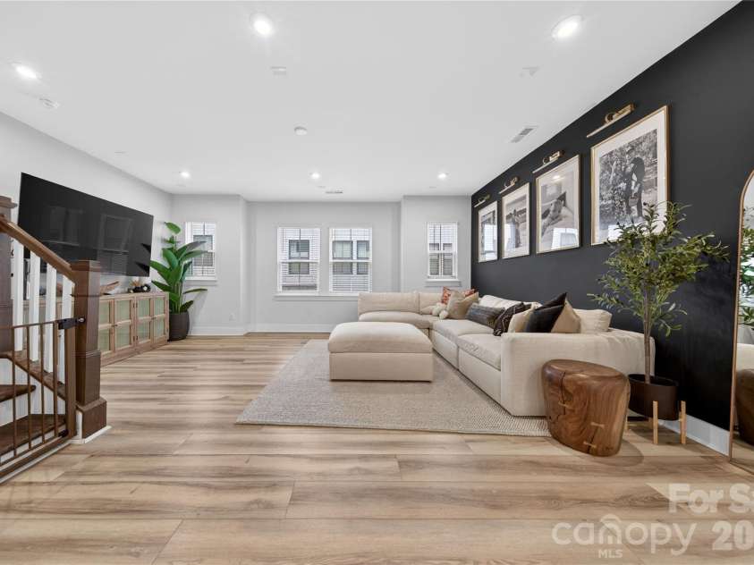 4033 Polluck Way, Charlotte, NC 28209.  MLS# CAR4381585, YatesRealty ID 31648. Spacious Living Area