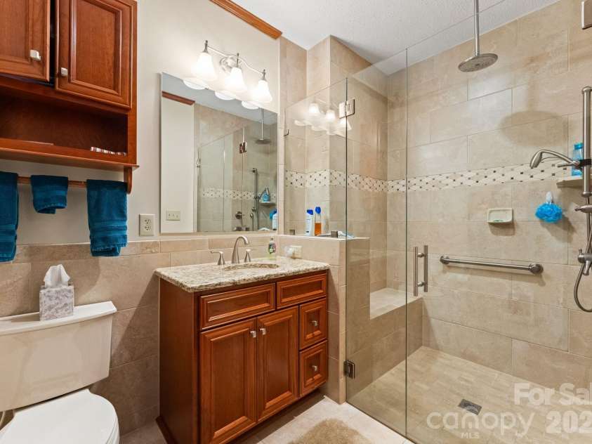 5030 Samuel Pinckney Drive, Belmont, NC 28012.  MLS# CAR4353587, YatesRealty ID 3165. Main level guest suite bath