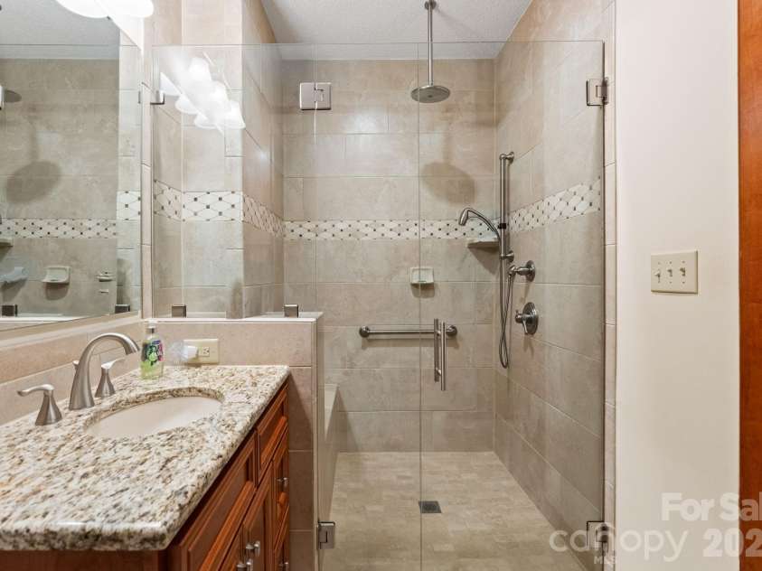 5030 Samuel Pinckney Drive, Belmont, NC 28012.  MLS# CAR4353587, YatesRealty ID 3165. Main level guest suite bath