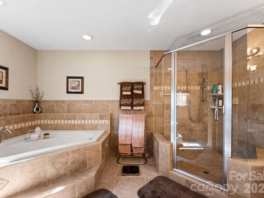 5030 Samuel Pinckney Drive, Belmont, NC 28012.  MLS# CAR4353587, YatesRealty ID 3165. Primary bath
