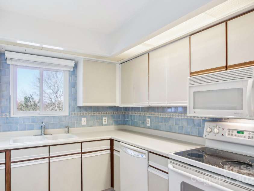 217 Cheyenne Court, Asheville, NC 28803.  MLS# CAR4230439, YatesRealty ID 31650. 