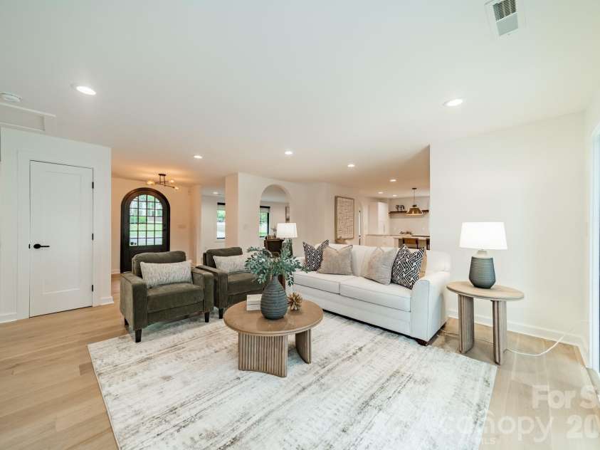 2528 Providence Road, Charlotte, NC 28211.  MLS# CAR4389120, YatesRealty ID 31654. 