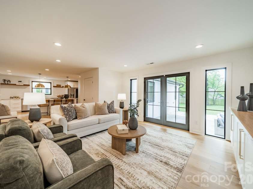 2528 Providence Road, Charlotte, NC 28211.  MLS# CAR4389120, YatesRealty ID 31654. 