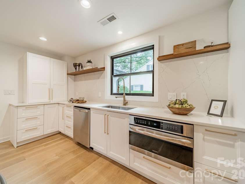2528 Providence Road, Charlotte, NC 28211.  MLS# CAR4389120, YatesRealty ID 31654. 
