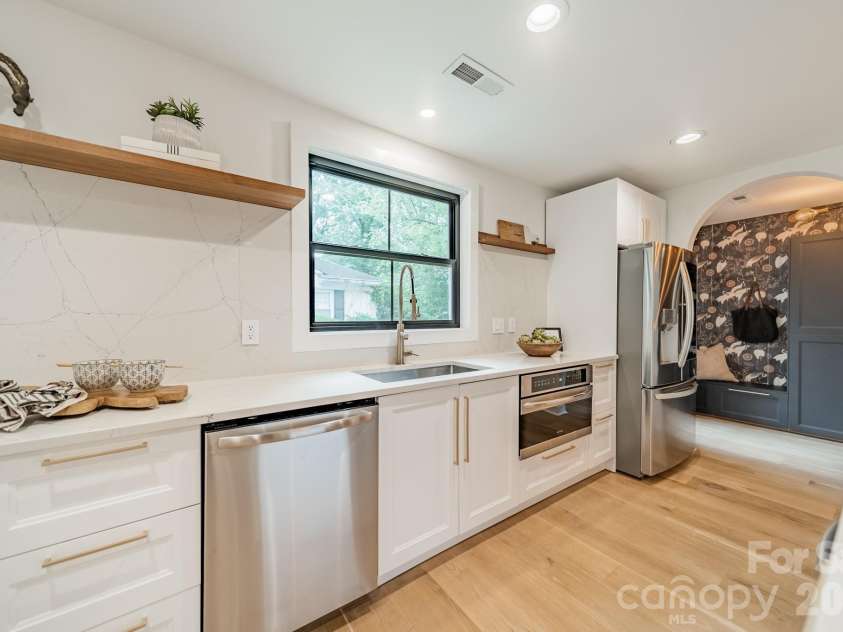 2528 Providence Road, Charlotte, NC 28211.  MLS# CAR4389120, YatesRealty ID 31654. 